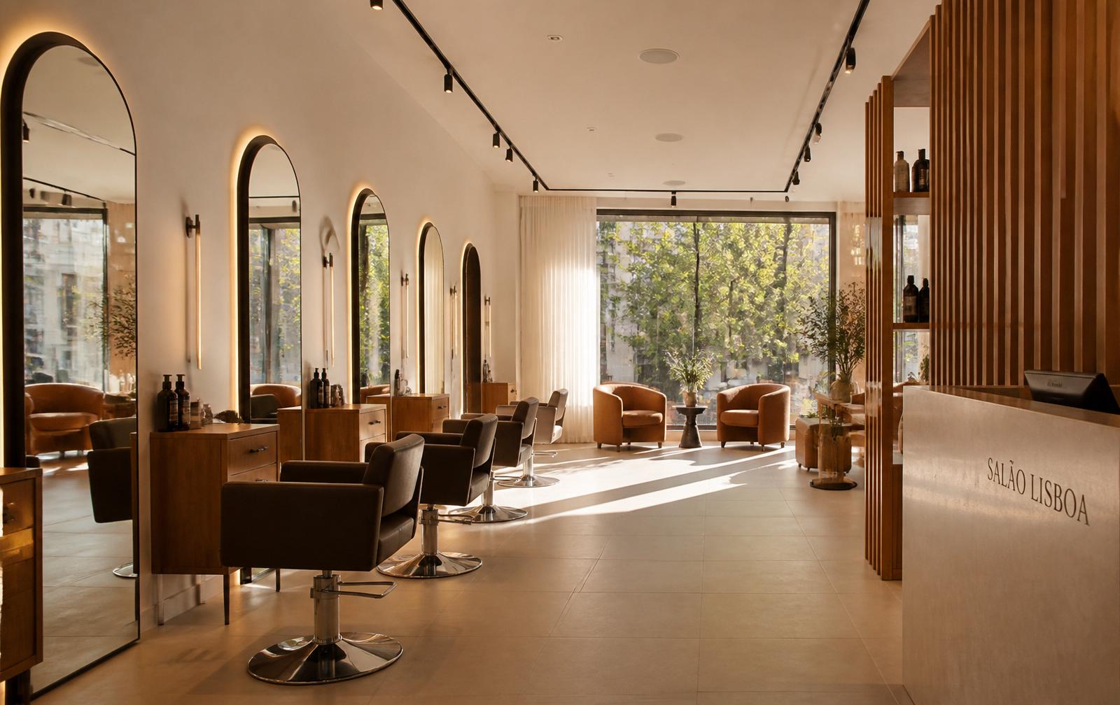 Interior moderno e elegante do salão de cabeleireiro Vaidosa Anoitecer
